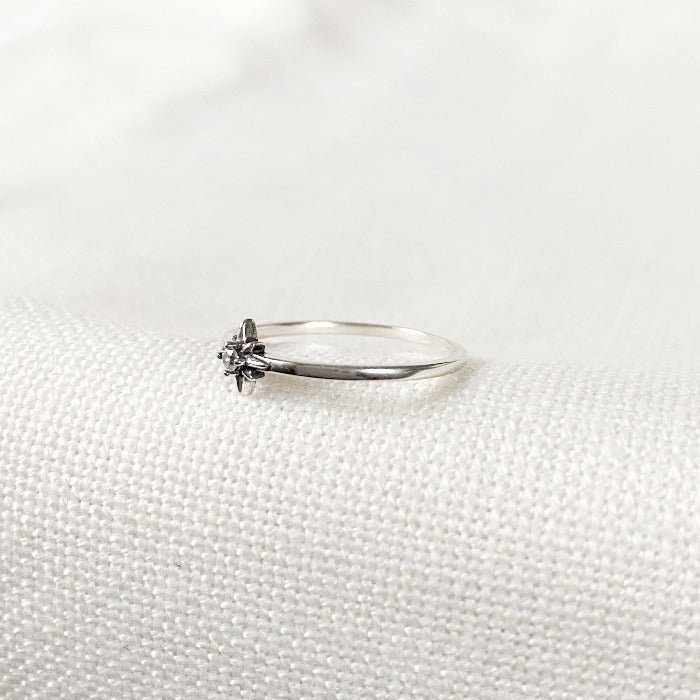Bague Estrella en Argent Sterling 925 vue de côté, mettant en valeur l'étoile centrale et le zircon lumineux, sur un fond blanc minimaliste.
