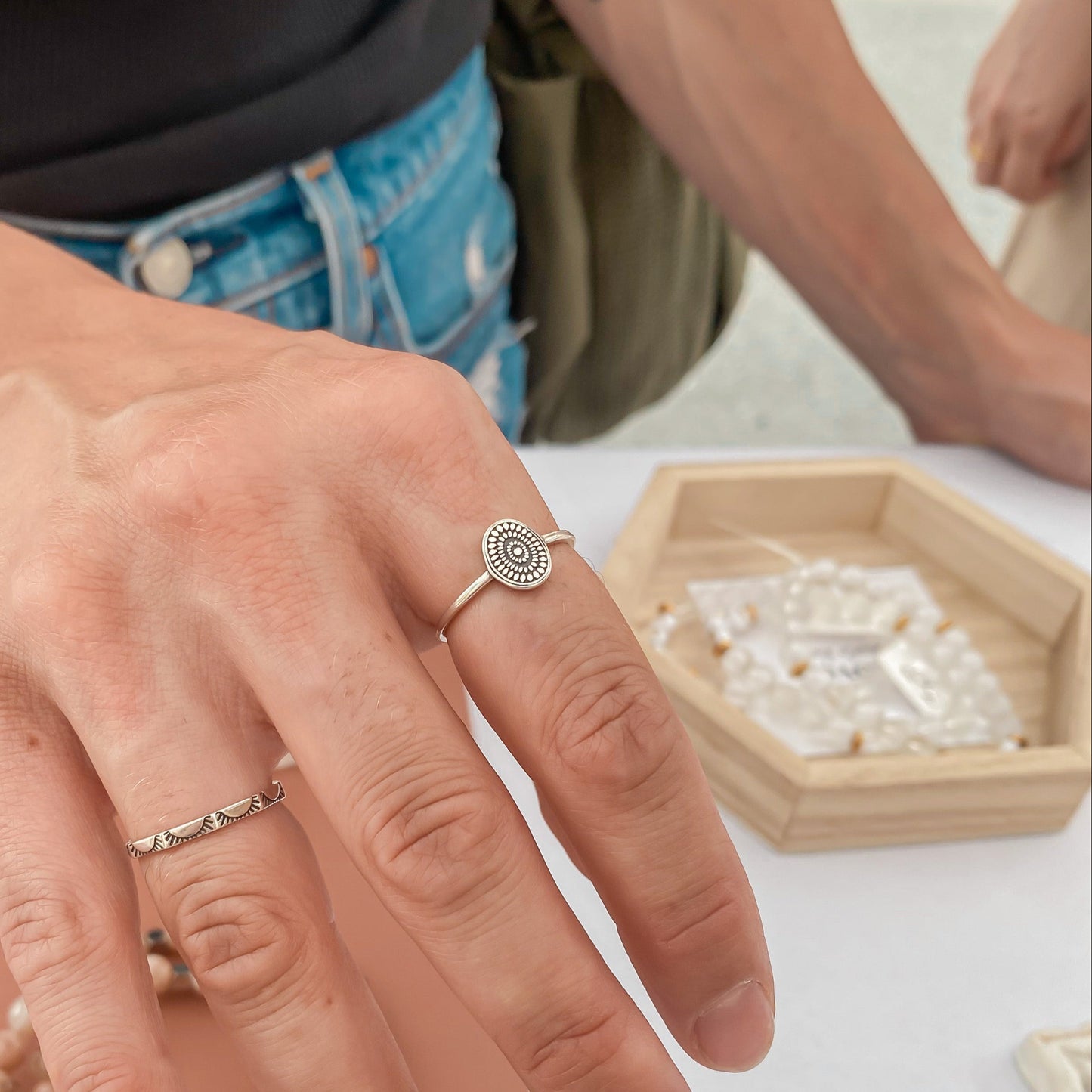 Bague Gypsie en Argent Sterling 925 portée par une cliente sur l'index avec la bague Sunny, créant une combinaison bohème chic élégante, avec des motifs losanges et des rayons de soleil symbolisant la liberté et l'énergie.