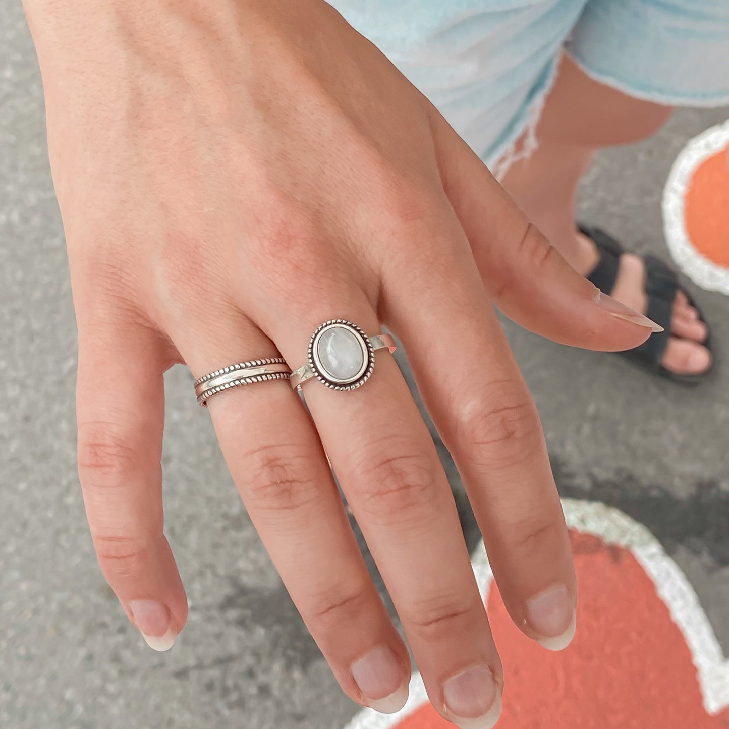 Bague Jonc en Argent Sterling portée avec la Bague Moonstone, créant une combinaison élégante et intemporelle, parfaite pour un look sophistiqué et harmonieux.