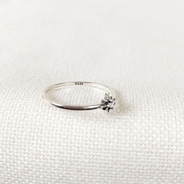 Zoom sur le poinçon 925 de la Bague Estrella en Argent Sterling, affichant la garantie d'authenticité et de qualité de l'argent sterling.