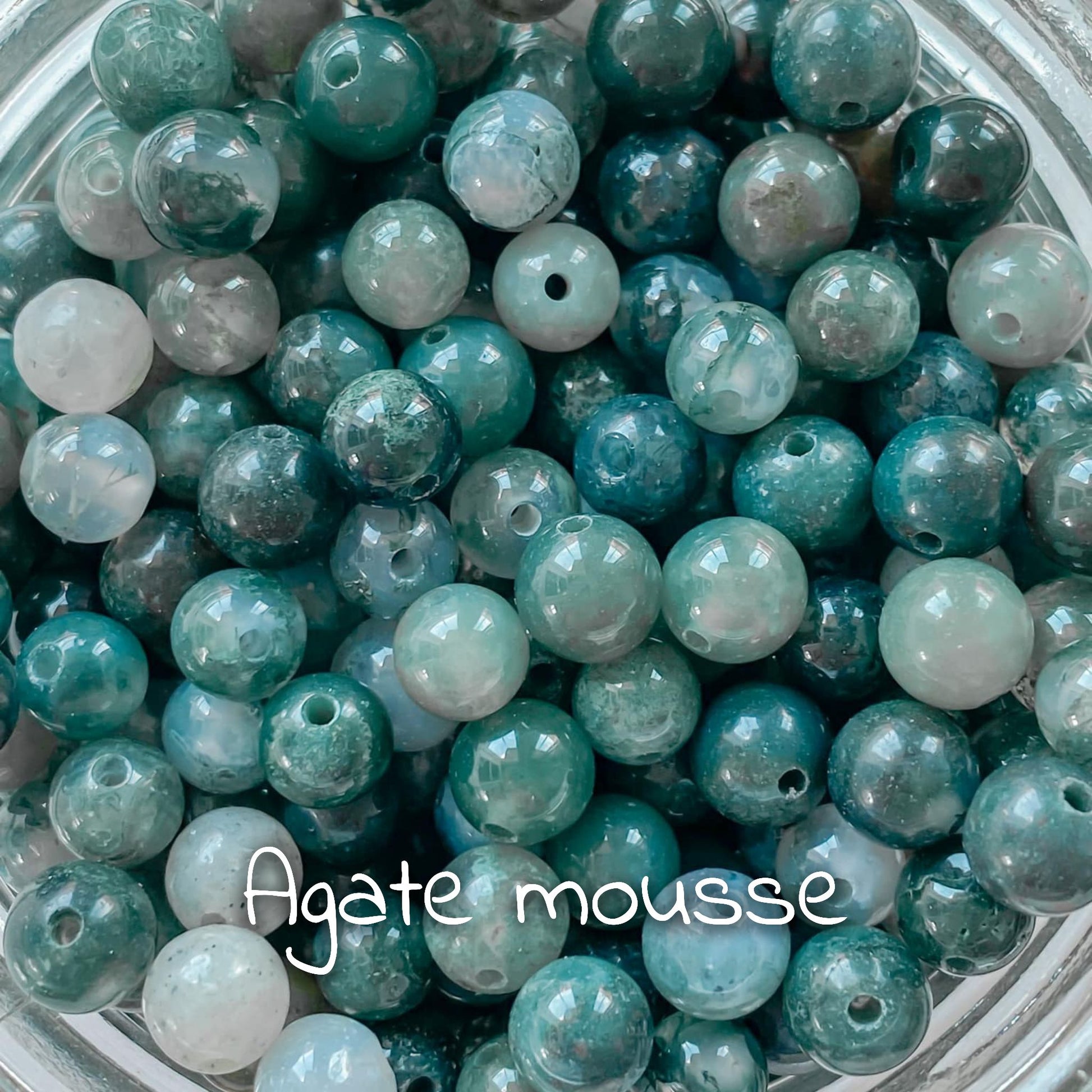 Gros plan sur la pierre d'agate mousse, montrant ses motifs naturels verts et ses détails uniques.