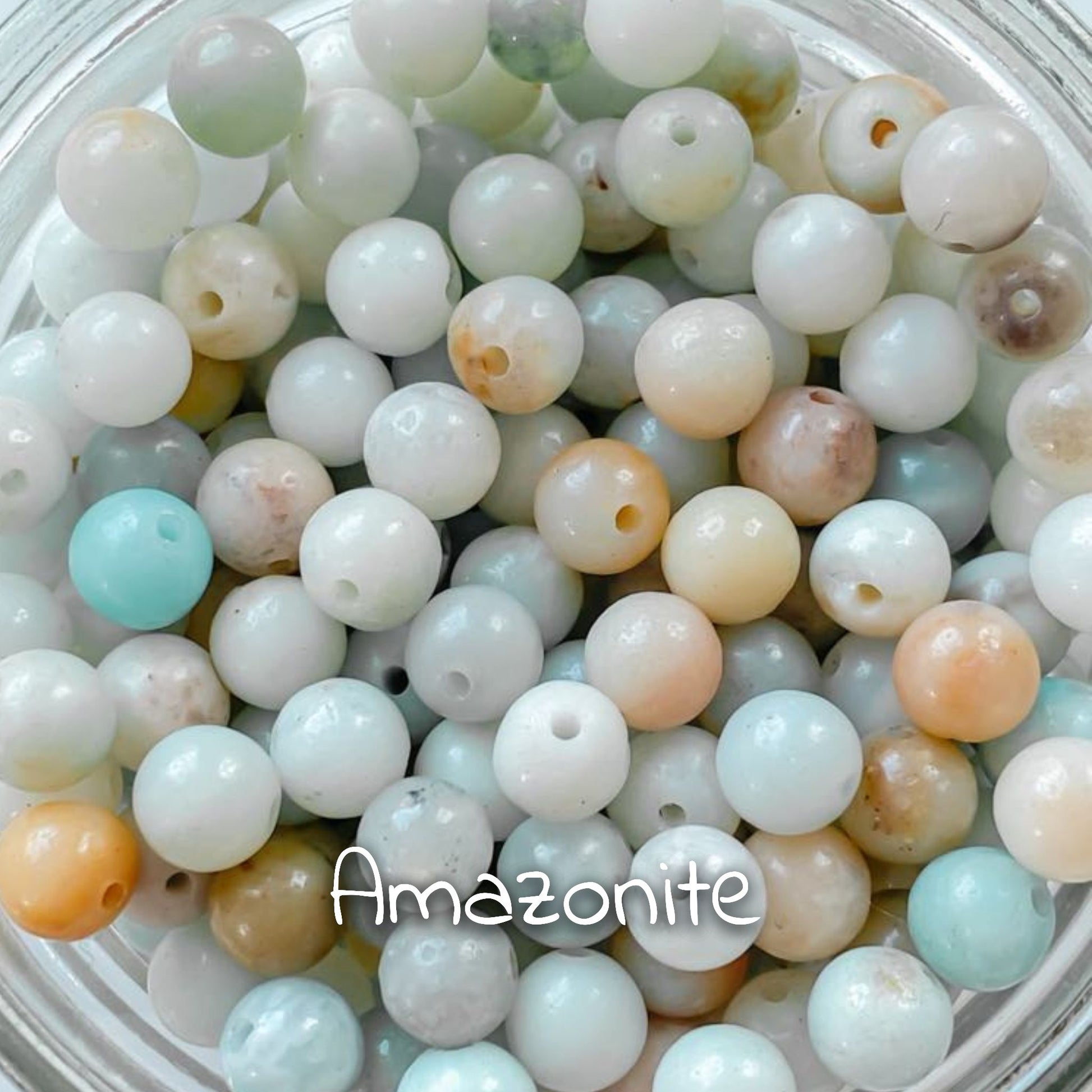 Gros plan sur la pierre d'amazonite, révélant ses nuances turquoise, beige, orange et blanche.