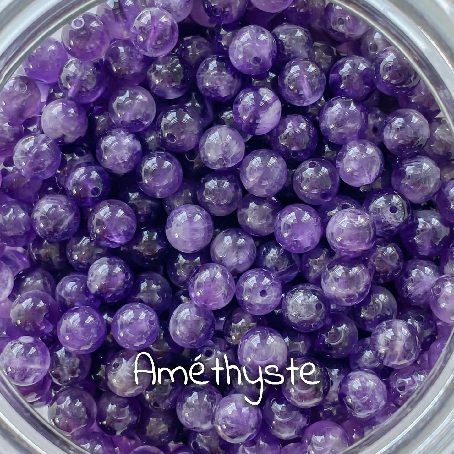 Gros plan sur la pierre d'améthyste, mettant en évidence ses teintes violettes profondes.