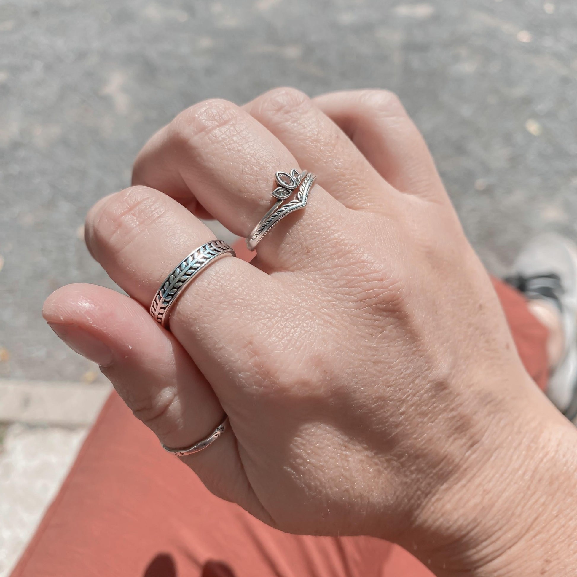 Bague ajustable Spring en argent sterling 925 portée sur l'index, combinée avec les bagues Lotus, Eden et Aube, créant un ensemble élégant et naturel. Un look raffiné, parfait pour un style harmonieux et intemporel.