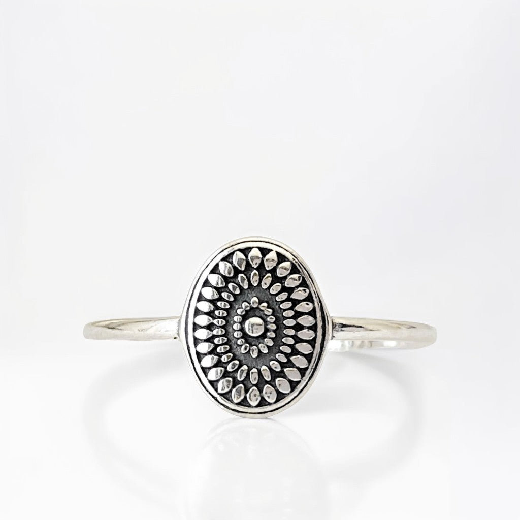 Bague en argent sterling 925 "Gypsie" au design bohème chic avec motifs losanges évoquant des ondes aquatiques. Élégante et raffinée, parfaite pour un style boho. Photo de face sur fond blanc.