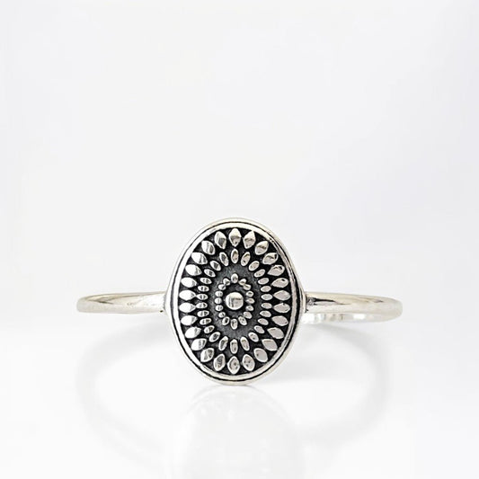 Bague en argent sterling 925 "Gypsie" au design bohème chic avec motifs losanges évoquant des ondes aquatiques. Élégante et raffinée, parfaite pour un style boho. Photo de face sur fond blanc.