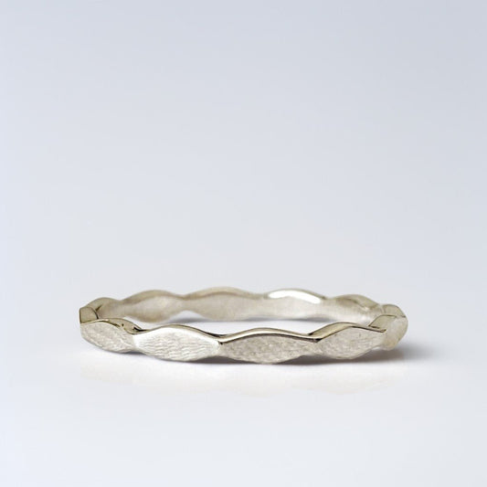 Bague en argent sterling 925 "Onde" avec anneau ondulé au design minimaliste et élégant. Inspirée des courbes naturelles, elle évoque fluidité et harmonie. Photo de face sur fond blanc.