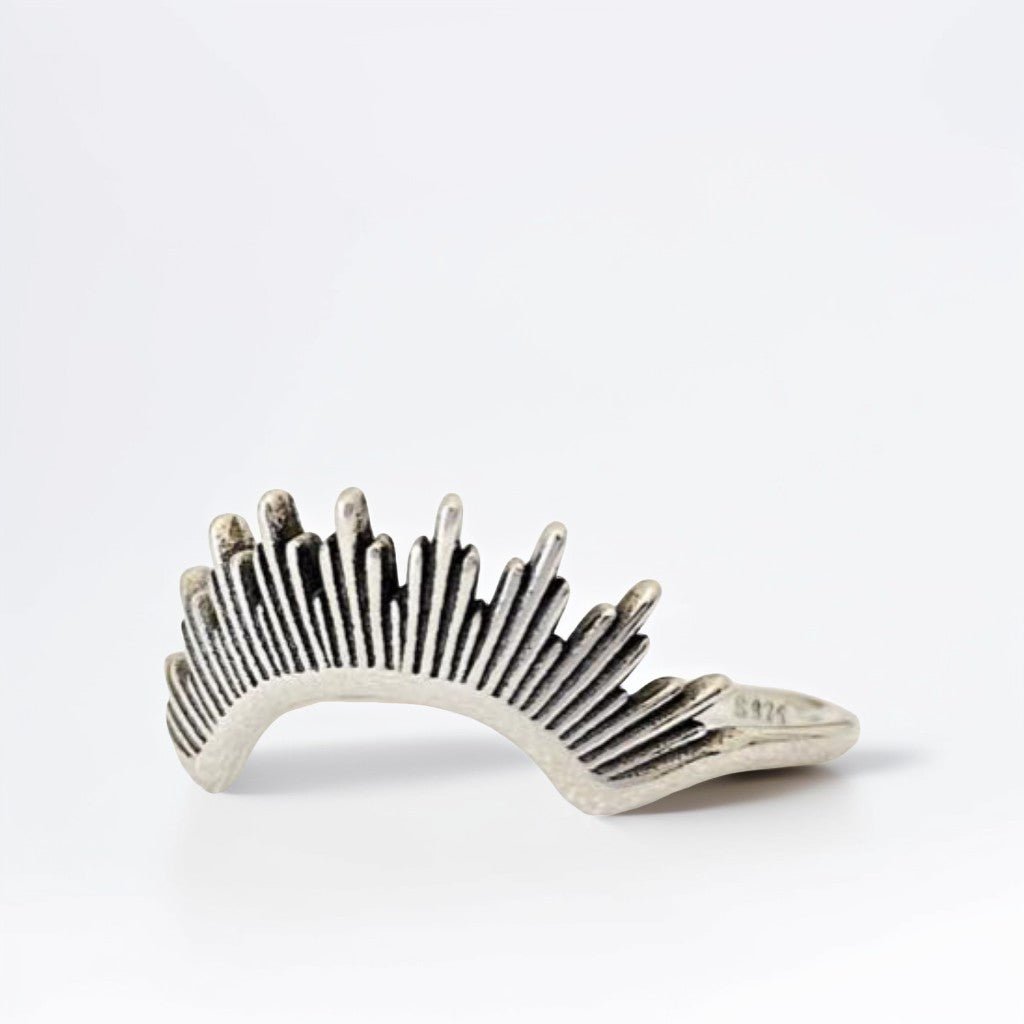 Vue de côté de la bague en argent sterling 925 "Soley", mettant en valeur son demi-cercle inspiré d’un soleil levant. Design minimaliste et élégant. Photo sur fond blanc.