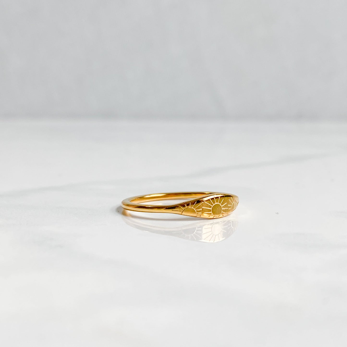 Bague dorée Astraéa vue de côté avec motif soleil gravé