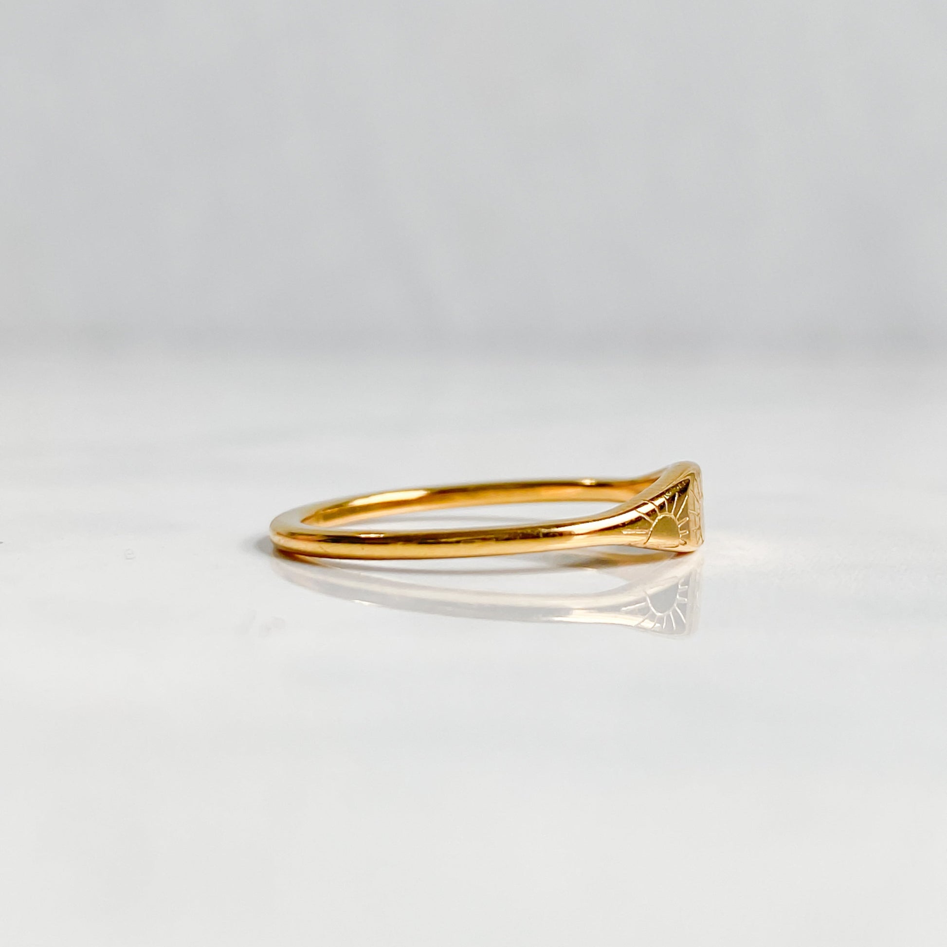 Profil de la bague dorée soleil Astraéa en acier inoxydable plaqué or 18K
