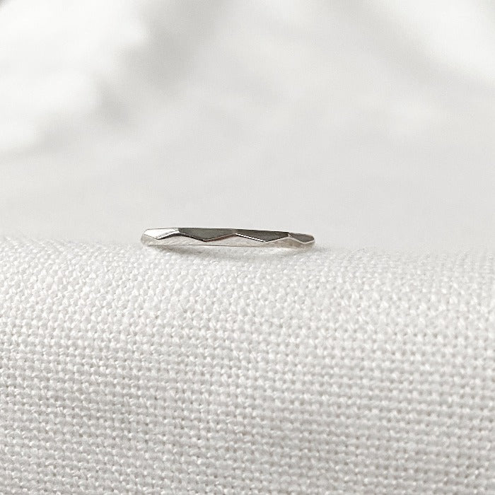 Bague Illusion en argent sterling 925 - Vue de face avec ses multiples facettes réfléchissant la lumière