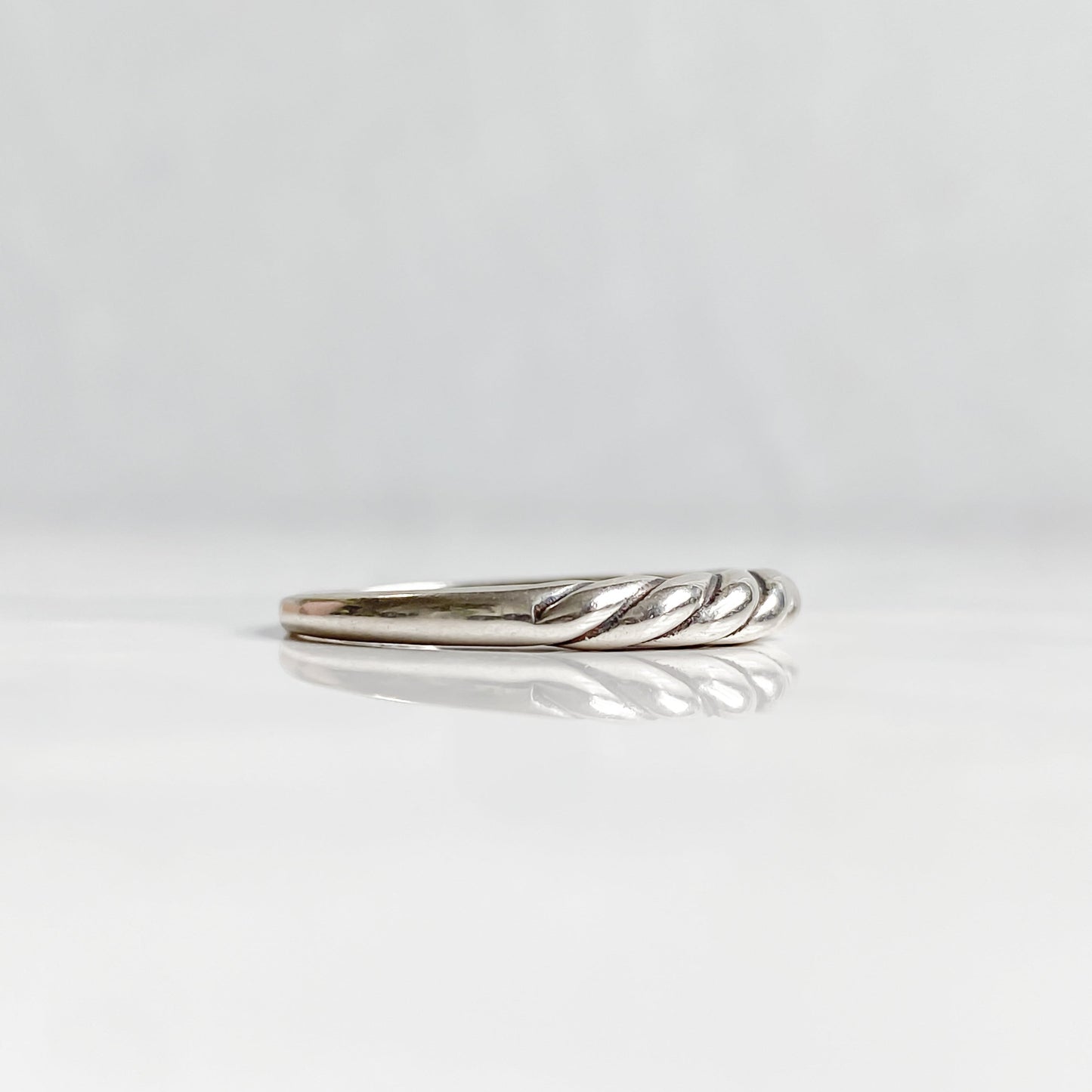 Anneau torsadé Sylva en argent 925, bague fine minimaliste, vue de profil.
