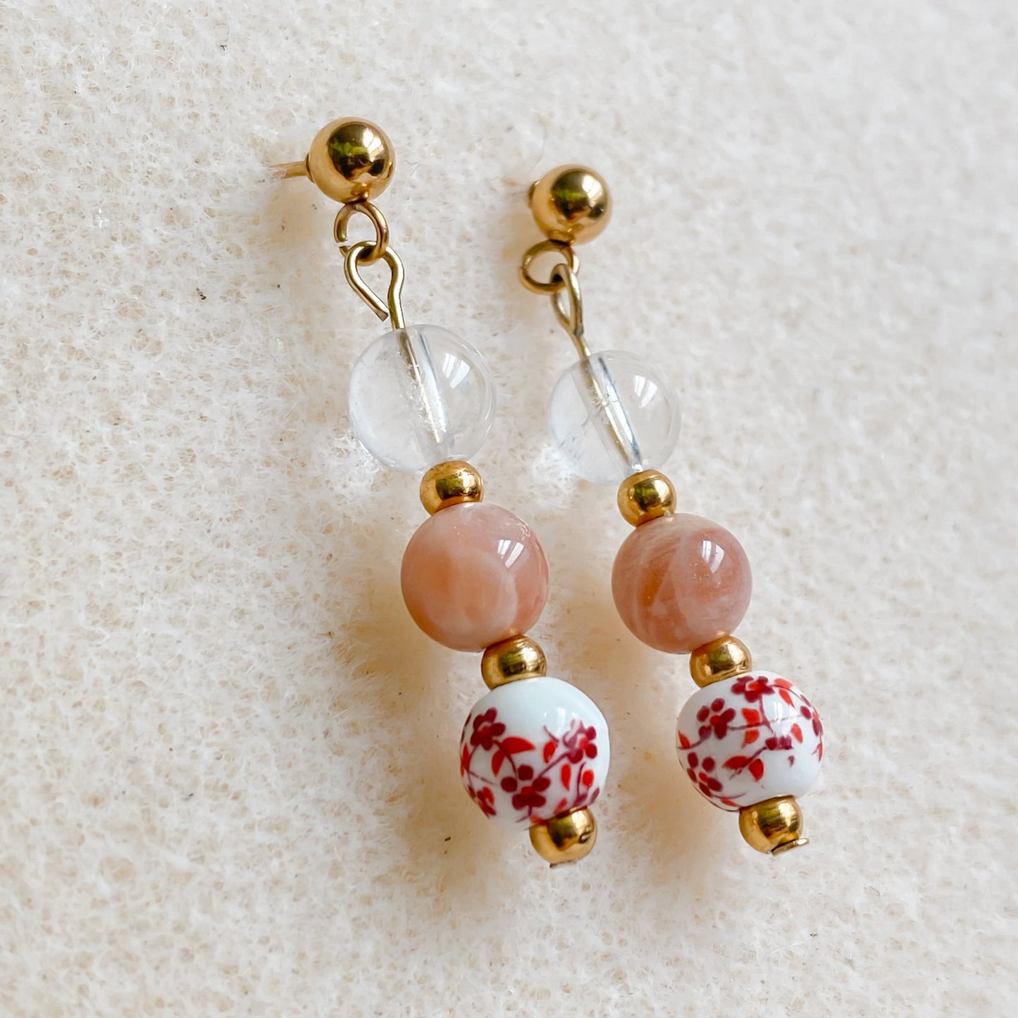 Bijou artisanal Hanami, boucles d’oreilles en pierres naturelles avec quartz, pierre de soleil et céramique florale