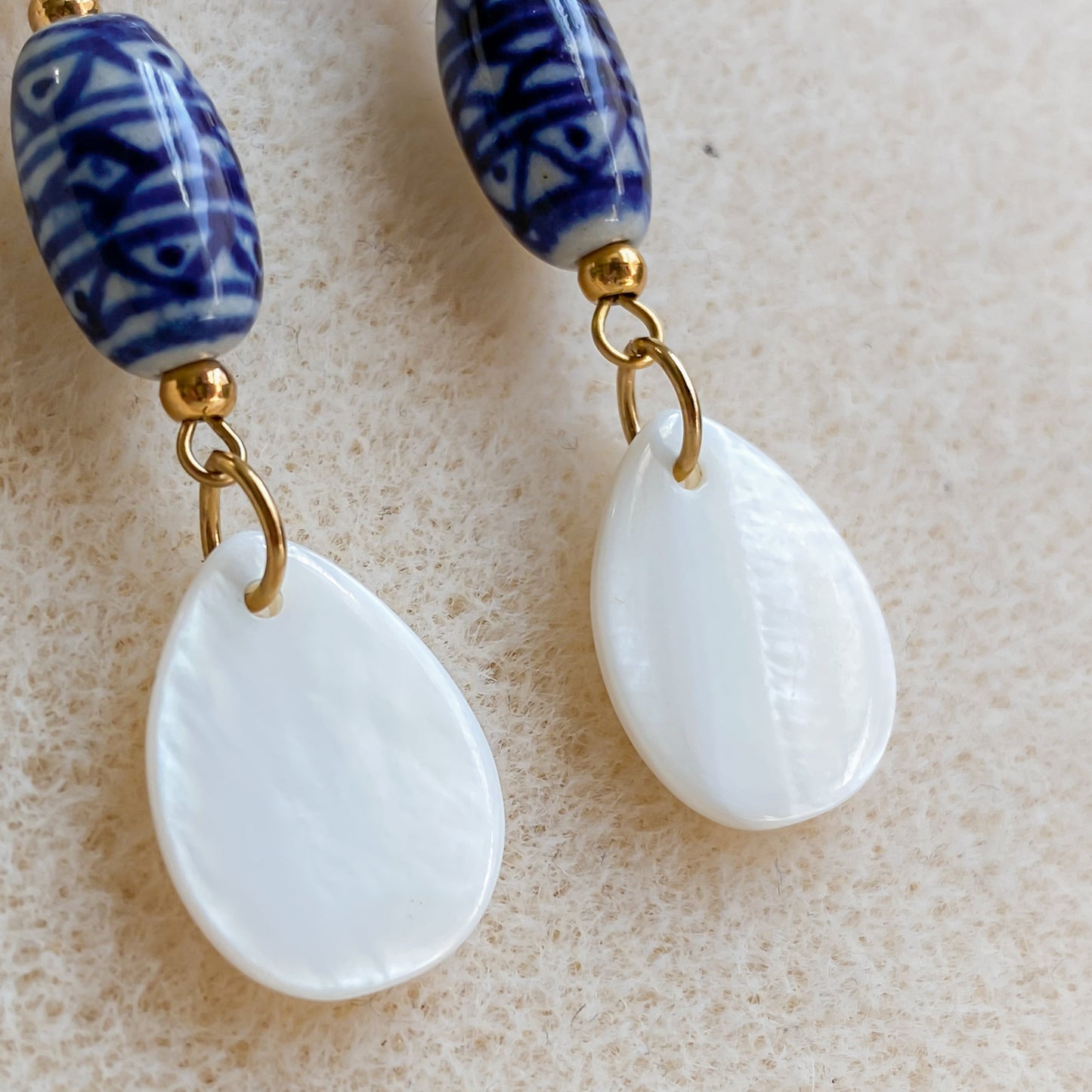 Boucles d’oreilles Abalone avec pendentif en nacre naturelle en forme de goutte et perle bleue en céramique.