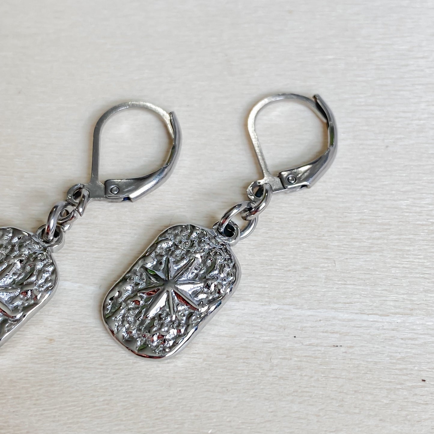 Boucles d’oreilles Estrella artisanales en acier inoxydable argenté – design inspiré des étoiles