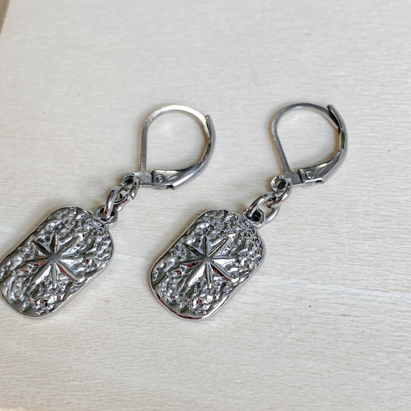 Boucles d’oreilles minimalistes Estrella en acier inoxydable argenté avec motif étoile scintillant