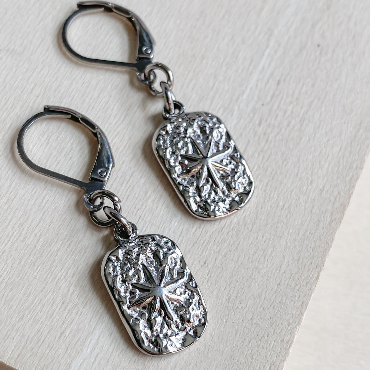 Paire de boucles d’oreilles pendantes Estrella en acier inoxydable argenté – bijou artisanal fait main à Montréal