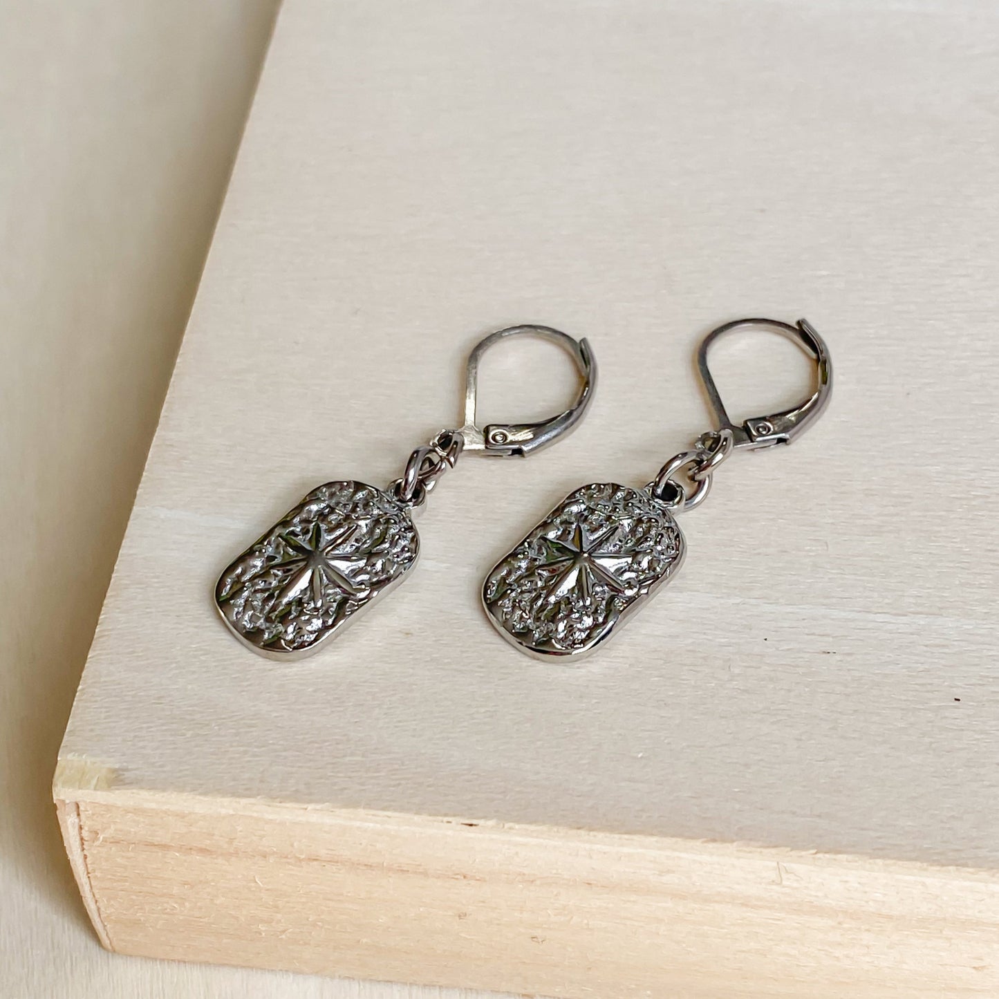 Boucles d’oreilles pendantes Estrella en acier inoxydable argenté avec pendentif étoilé texturé