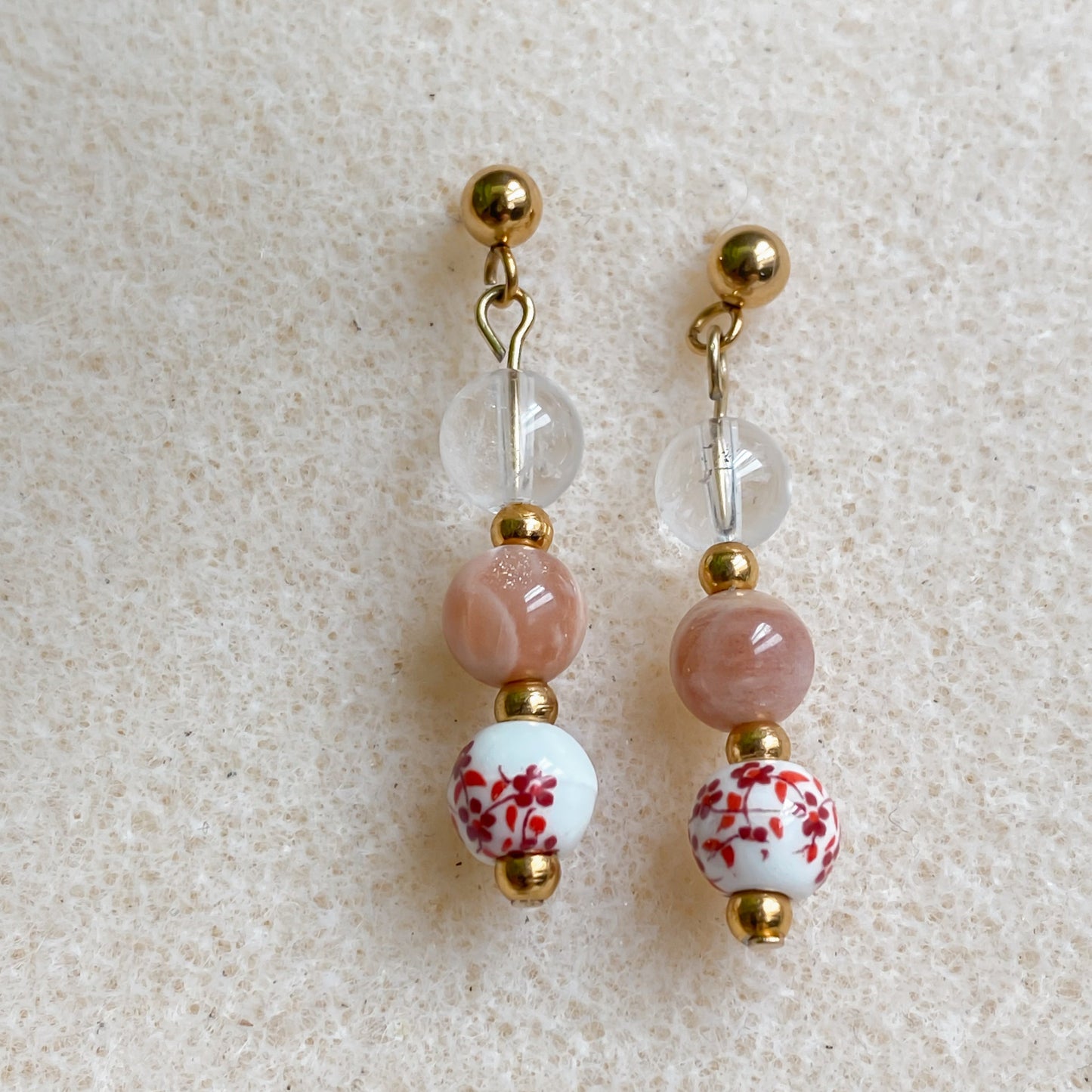 Boucles d’oreilles Hanami en pierres naturelles et céramique blanche à fleurs rouges, montées sur acier inoxydable plaqué or