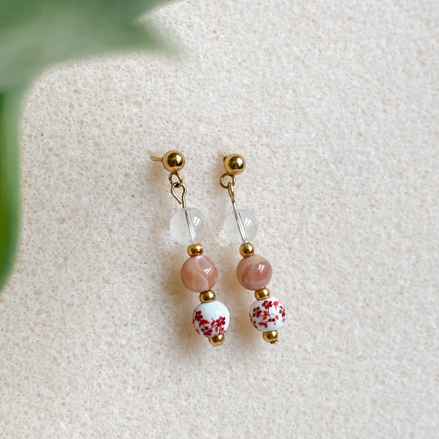 Boucles d’oreilles pendantes Hanami en pierres naturelles, style romantique avec quartz clair et pierre de soleil