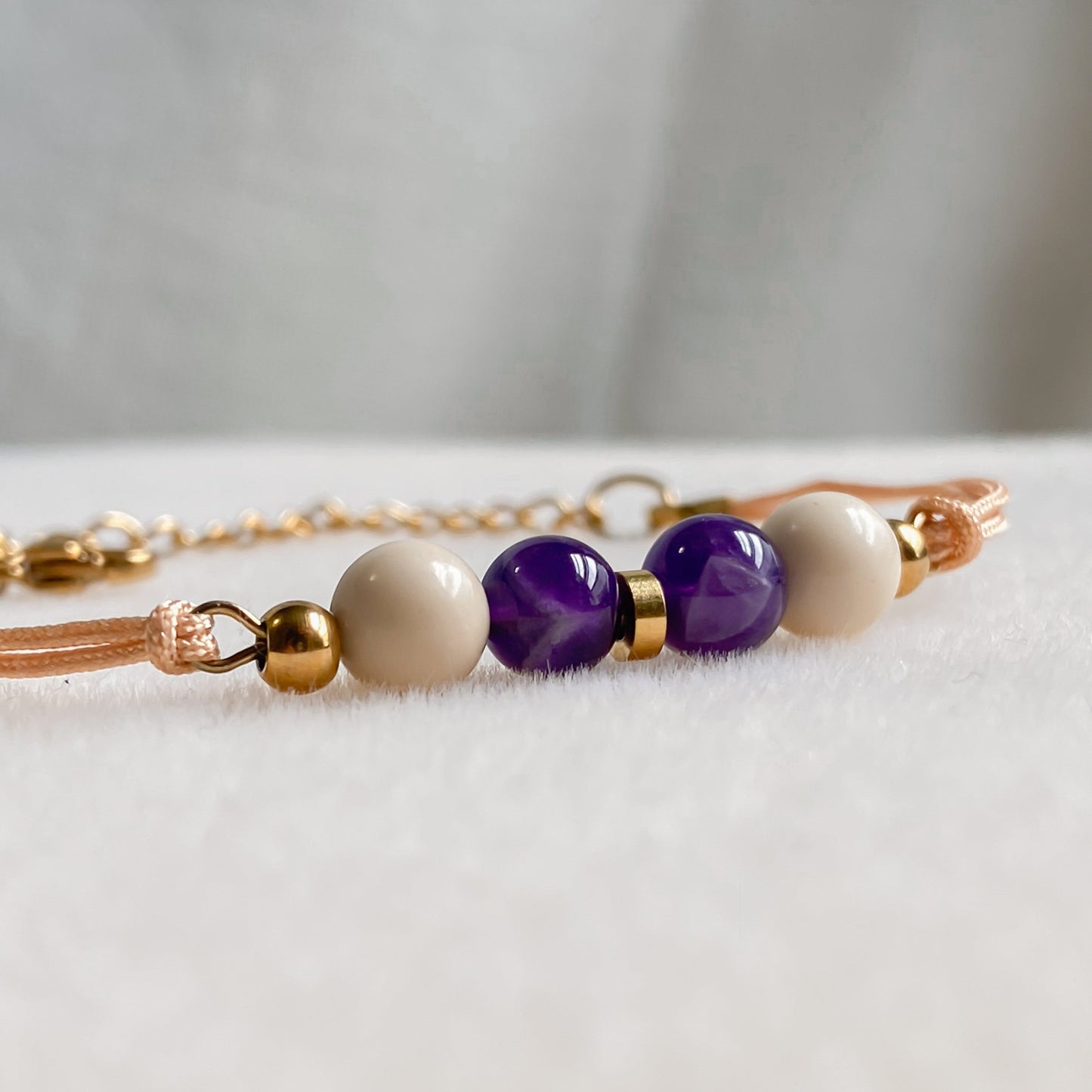 Bracelet Zéphyr vu de profil mettant en valeur les perles d’améthyste violette et pierre de rivière