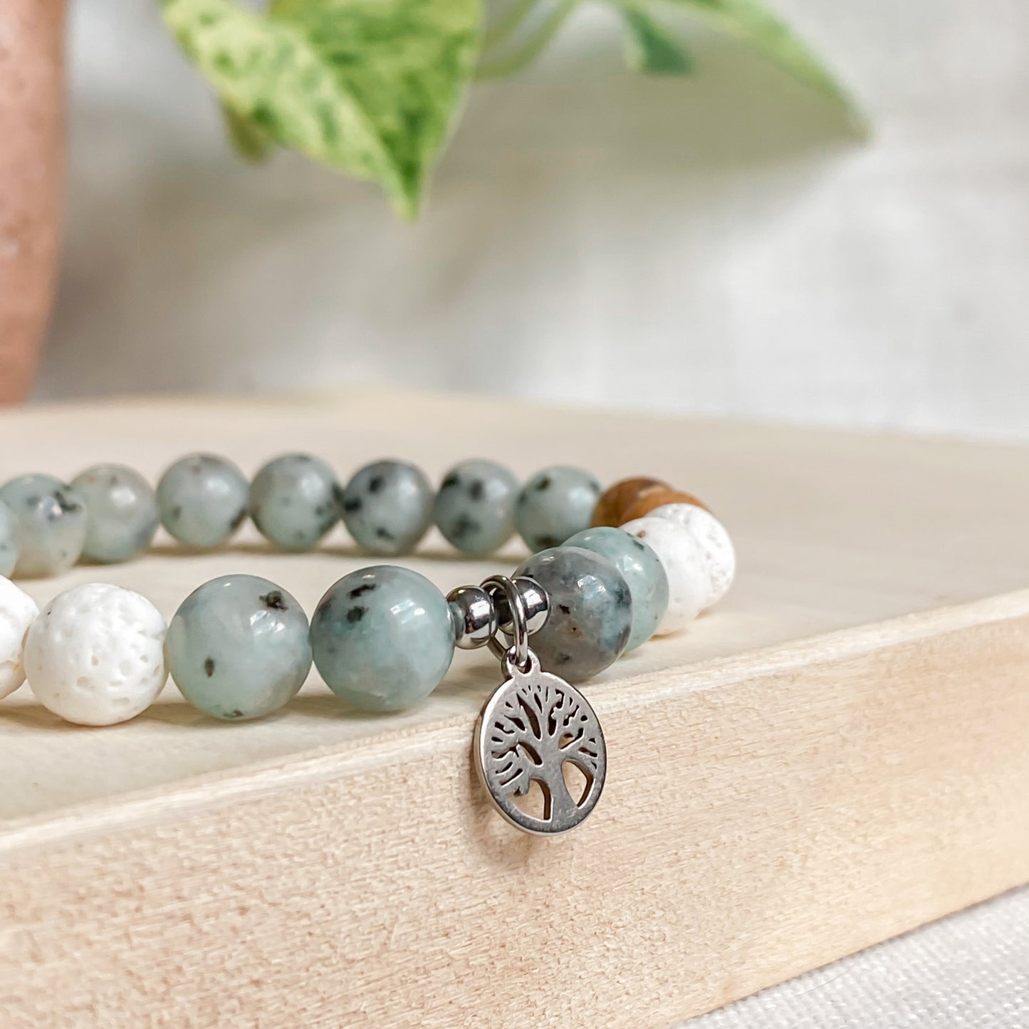 Bracelet artisanal arbre de vie en pierres semi-précieuses jaspe et lave blanche, pendentif argent, bijou fait main à Montréal.