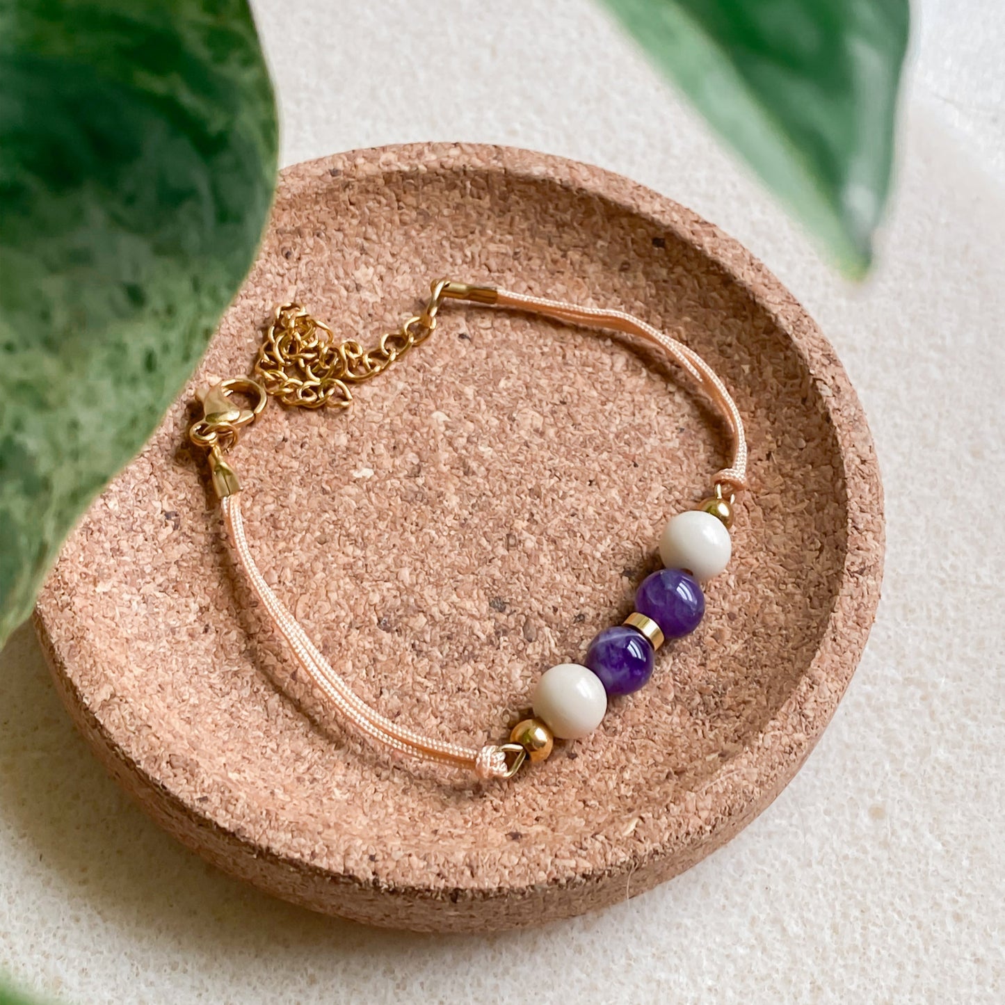 Bracelet féminin artisanal Zéphyr, cordon champagne avec améthyste violette et pierre de rivière