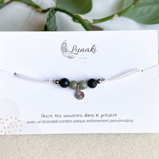 Bracelet cordon personnalisable Doux Souvenir en acier argenté avec une breloque, mettant en avant son design mémorable.