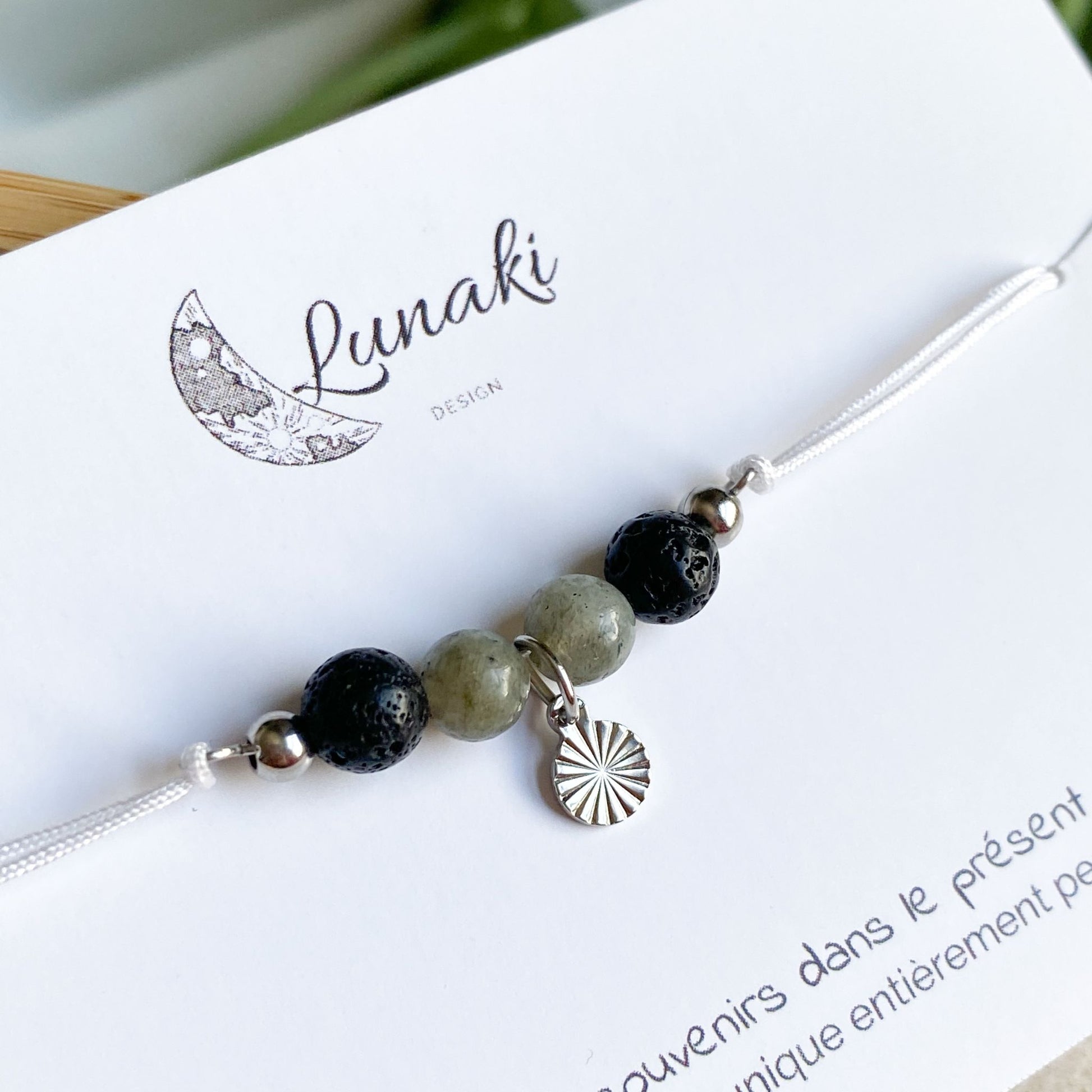 Gros plan du bracelet cordon personnalisable Doux Souvenir en acier argenté, montrant les détails raffinés.