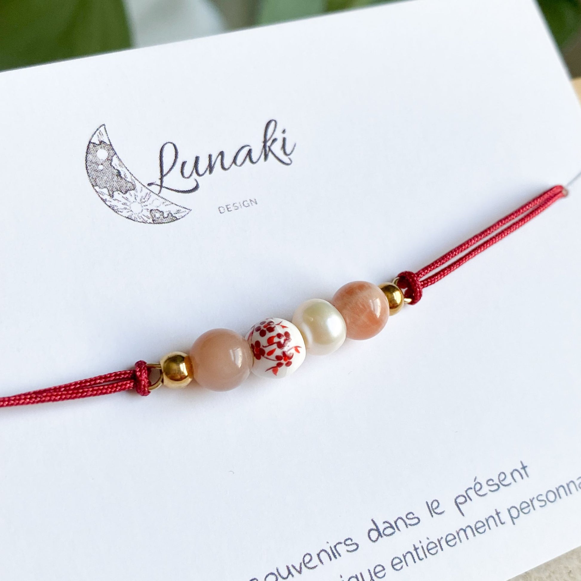 Close up du bracelet cordon personnalisable Doux Souvenir en acier doré, sans breloque, montrant ses détails.