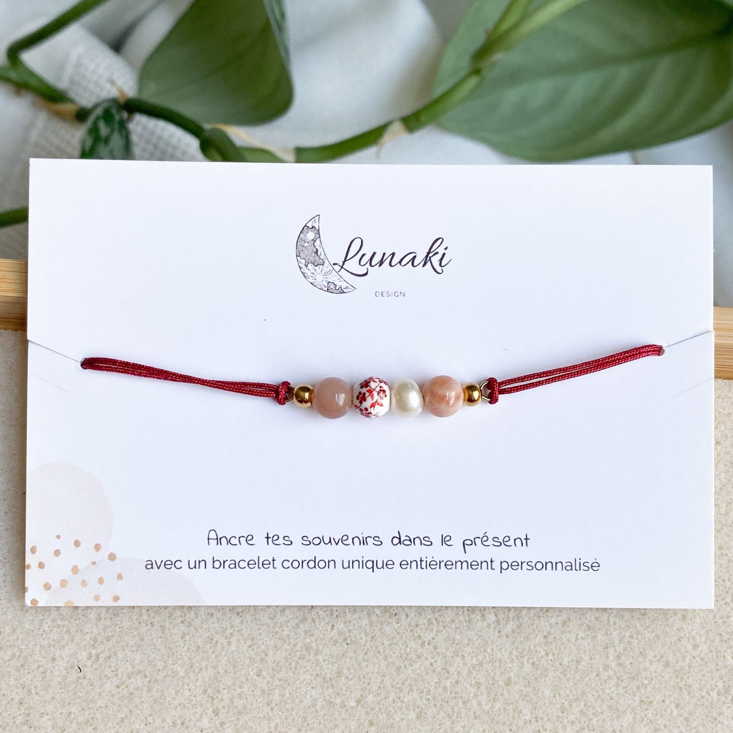 Bracelet cordon personnalisable Doux Souvenir en acier doré, sans breloque, montrant sa version minimaliste.