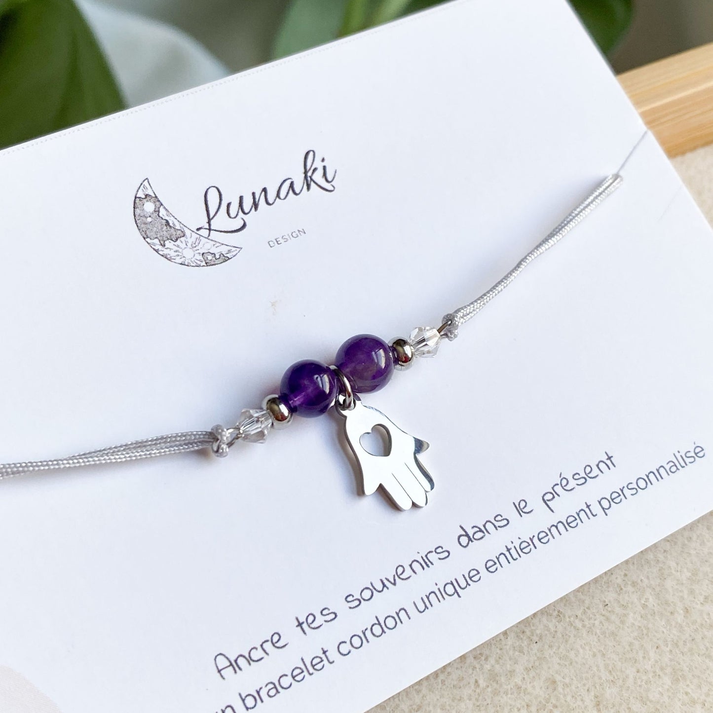 Gros plan du bracelet cordon personnalisable Gardien des Souvenirs en acier argenté avec breloque, illustrant les détails de protection et de symbolisme.