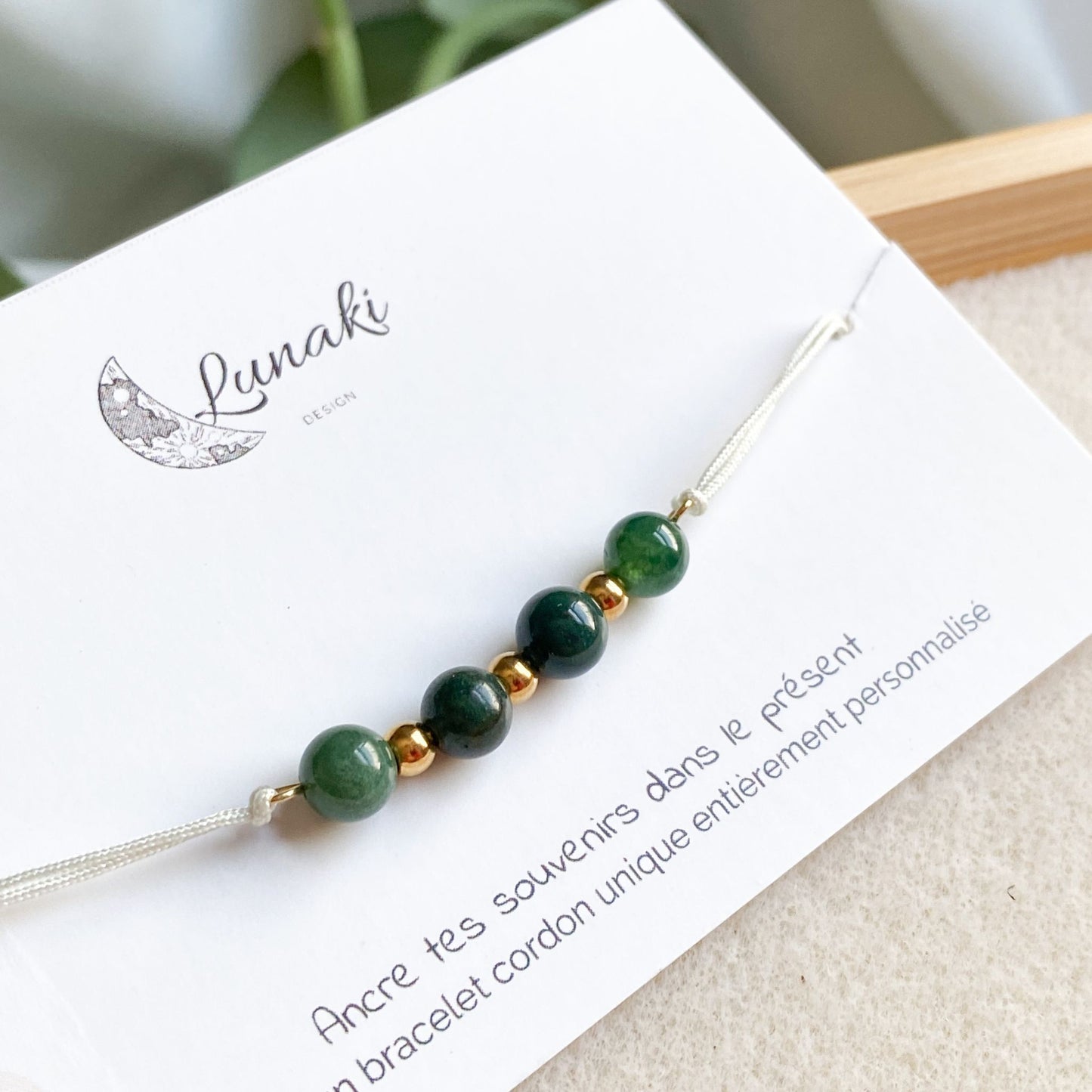 Vue rapprochée du bracelet cordon Séquence de Souvenirs, avec de l'agate mousse et de l'acier inoxydable doré.