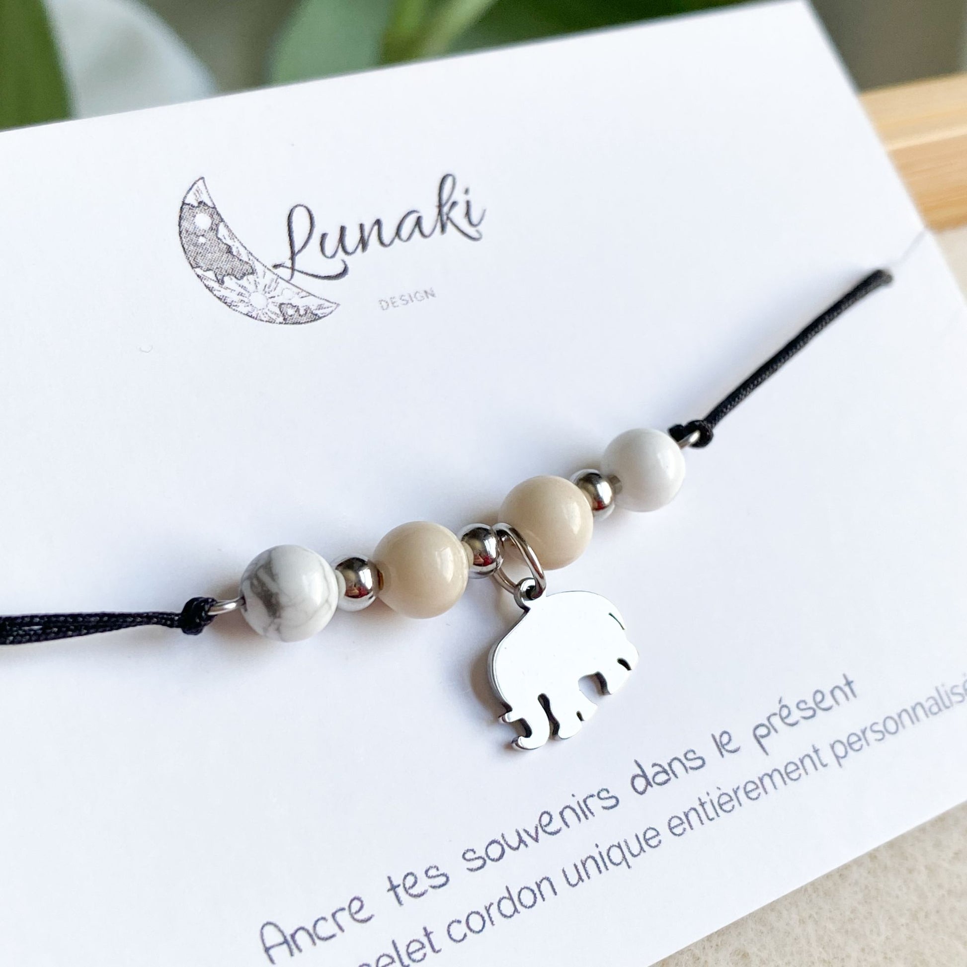 Vue rapprochée des bracelets cordon personnalisables Séquence de Souvenirs, illustrant la variété des pierres et options de personnalisation.