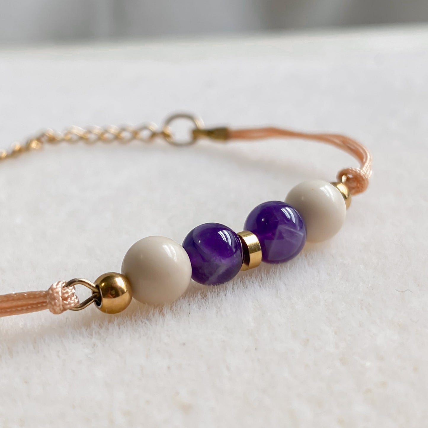 Bracelet artisanal fait main à Montréal, modèle Zéphyr en améthyste et pierre de rivière