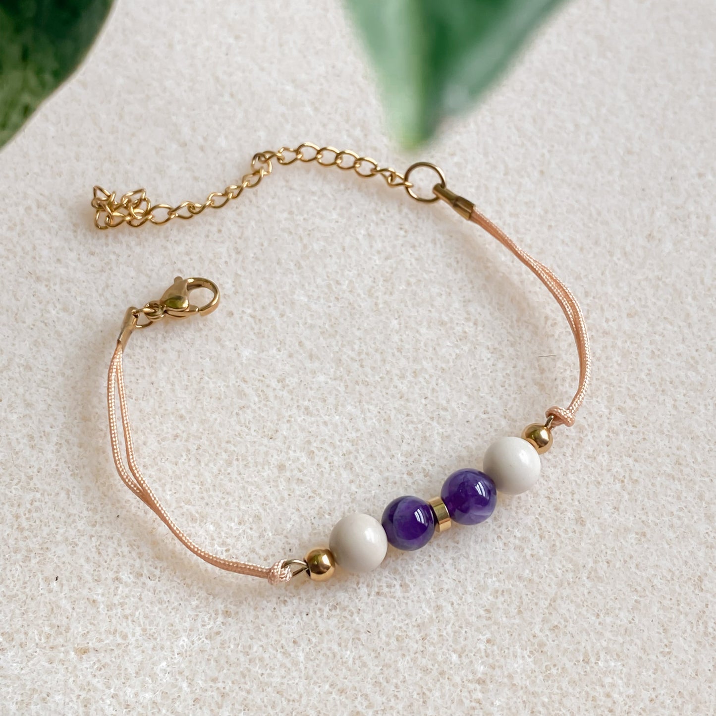 Bracelet Zéphyr sur cordon champagne ajustable, perles d’améthyste et pierre de rivière naturelles