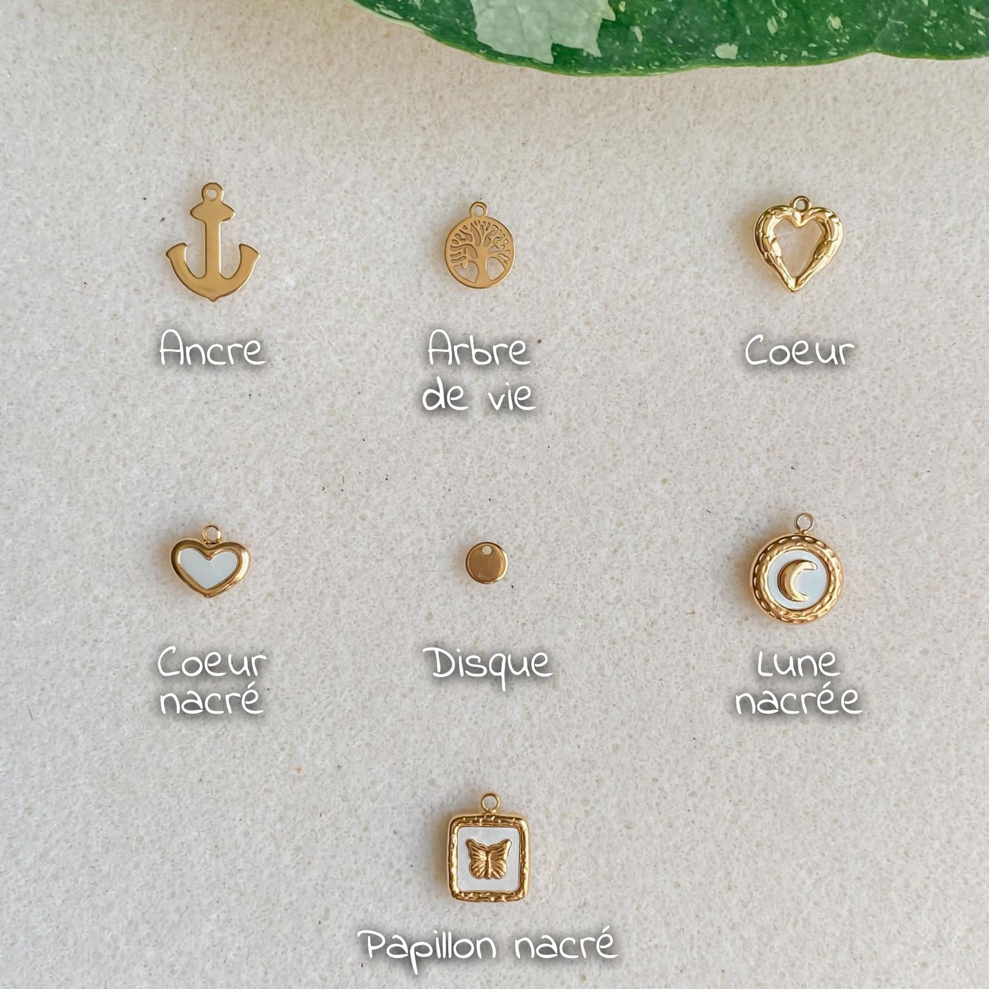 Toutes les options de breloques en acier inoxydable doré pour bracelets cordon personnalisables, incluant ancre, arbre de vie, cœur, cœur nacré, disque, lune nacrée, et papillon nacré.