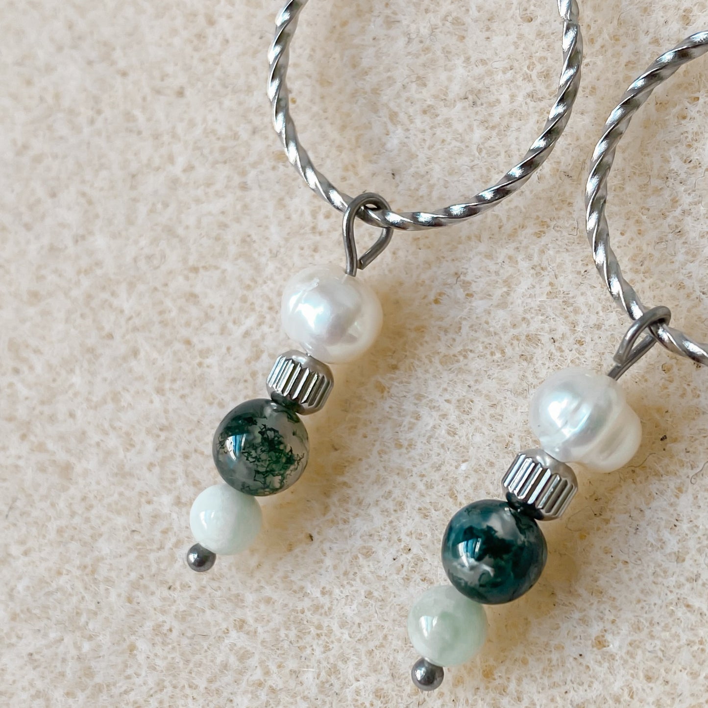 Détail des boucles d’oreilles Chloris avec agate mousse, jade maotien et perle blanche.