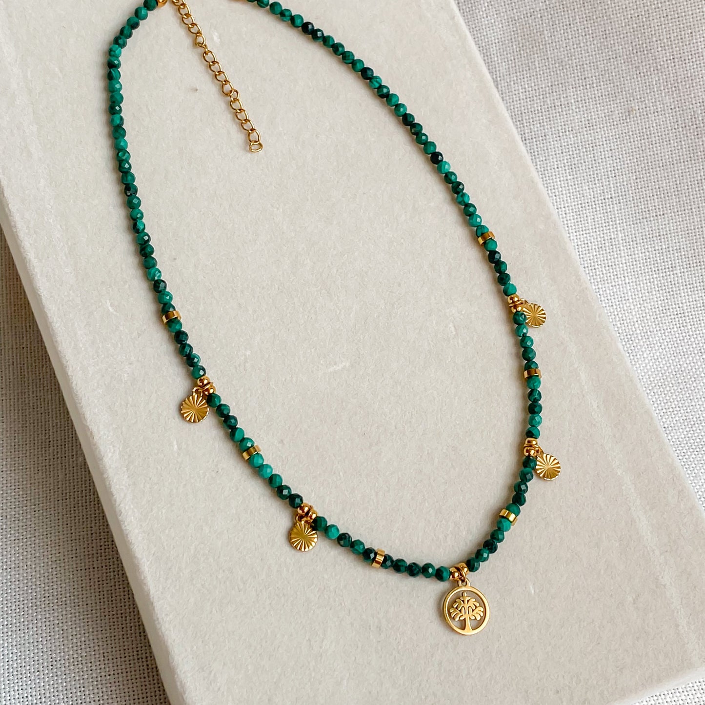 Collier Déméter en malachite naturelle avec pendentif arbre de vie et chaîne ajustable en acier inoxydable doré.