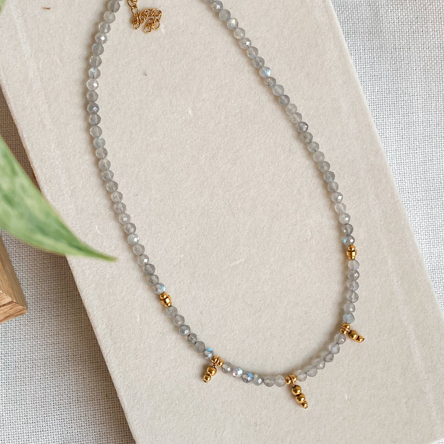 Collier femme en pierres de labradorite de la collection Jardin Secret