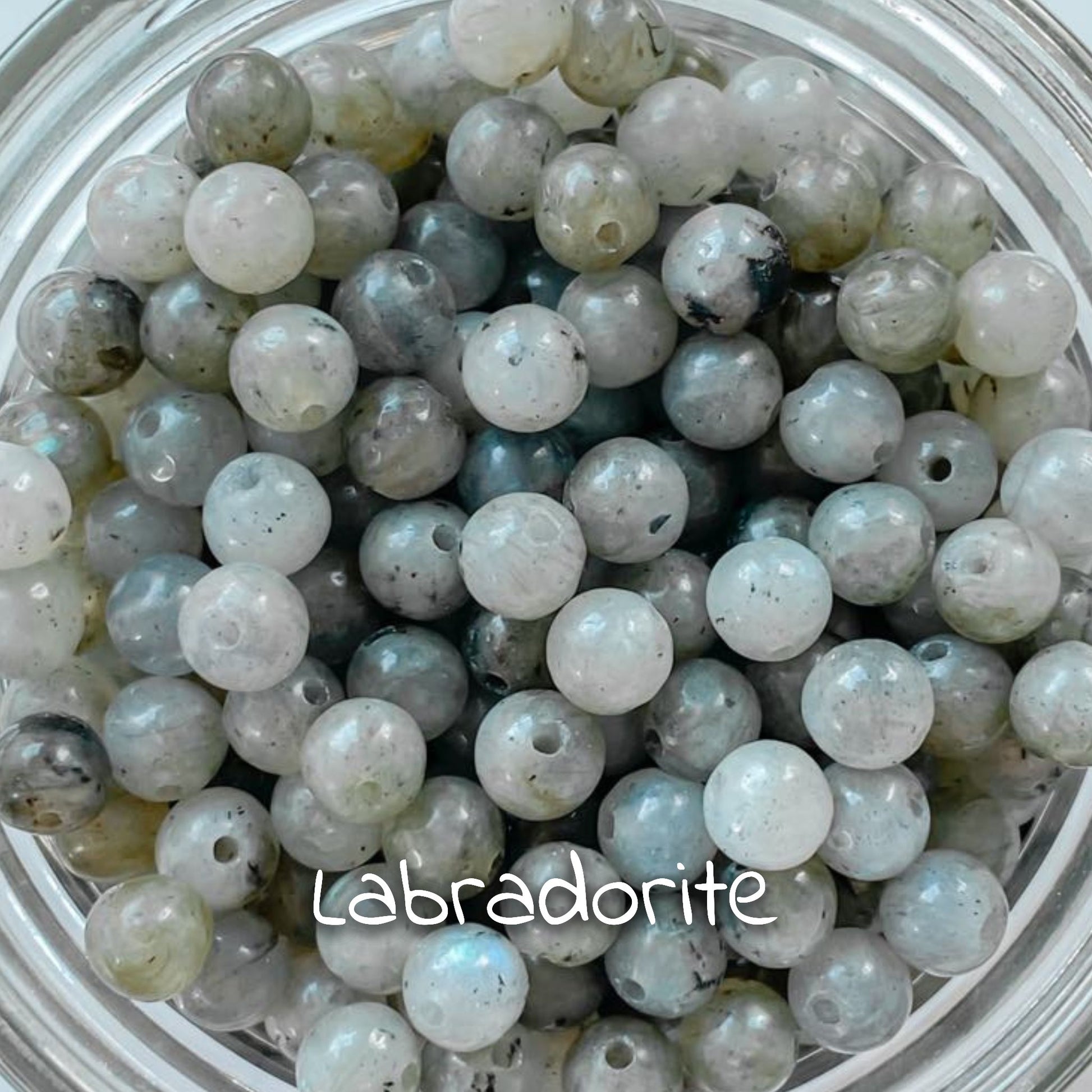 Gros plan sur la pierre de labradorite, montrant son éclat irisé et ses couleurs bleu-vert.