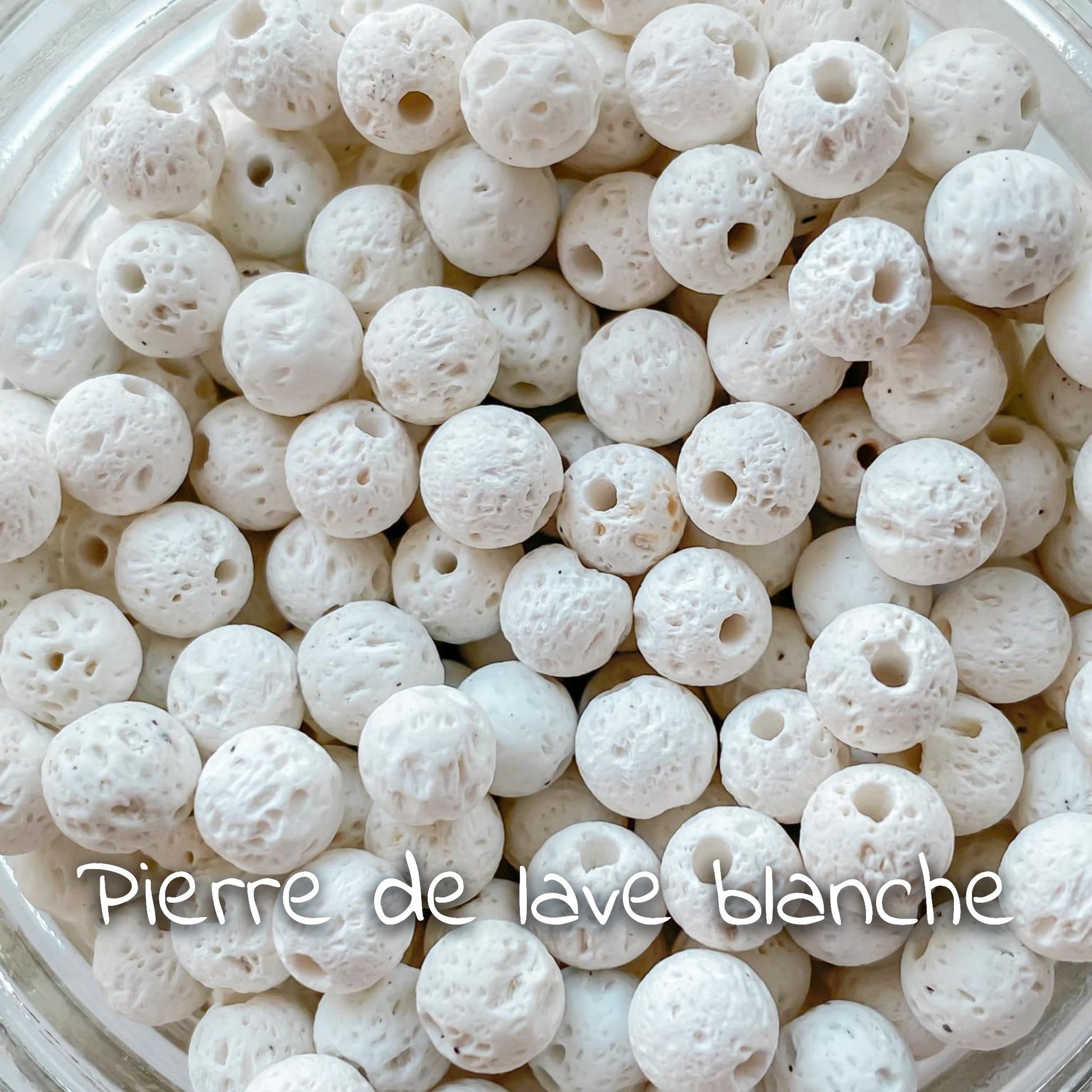 Gros plan sur la pierre de lave blanche, montrant sa texture poreuse et ses nuances claires.