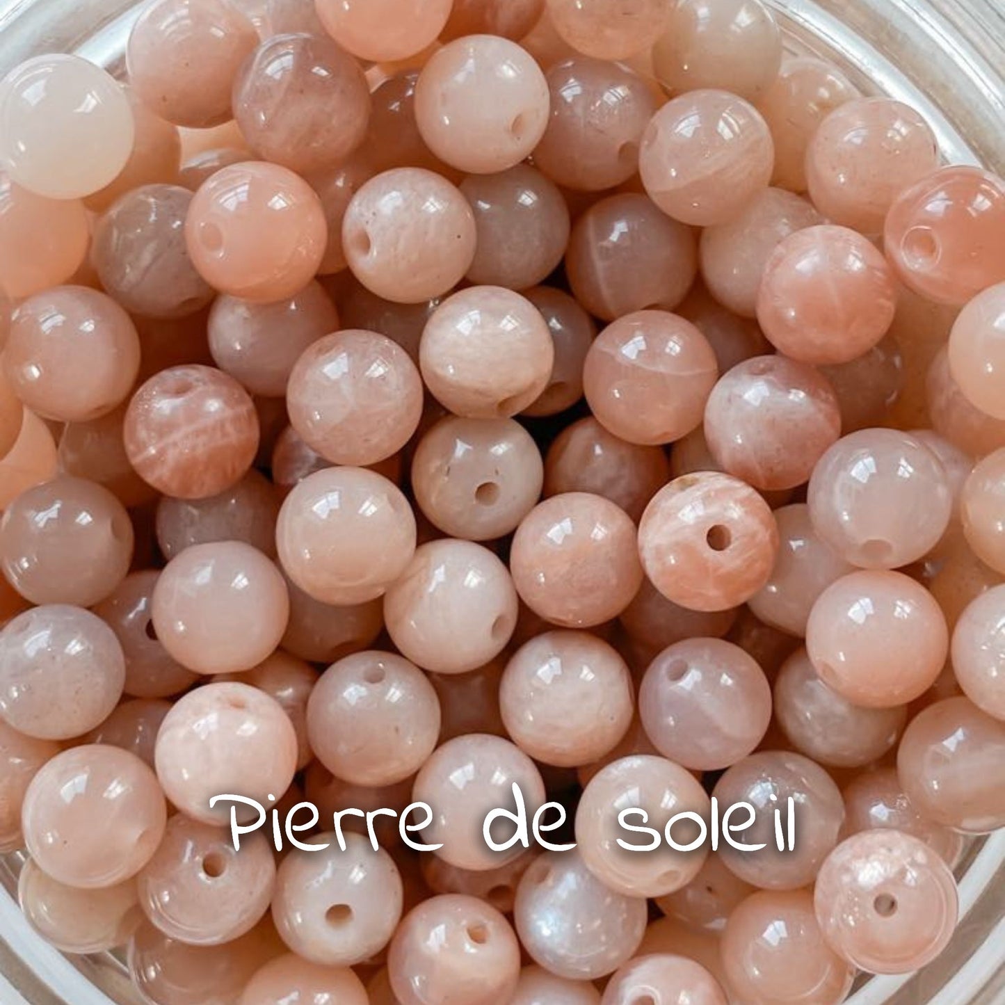 Gros plan sur la pierre de soleil, montrant ses reflets scintillants et ses teintes chaudes.
