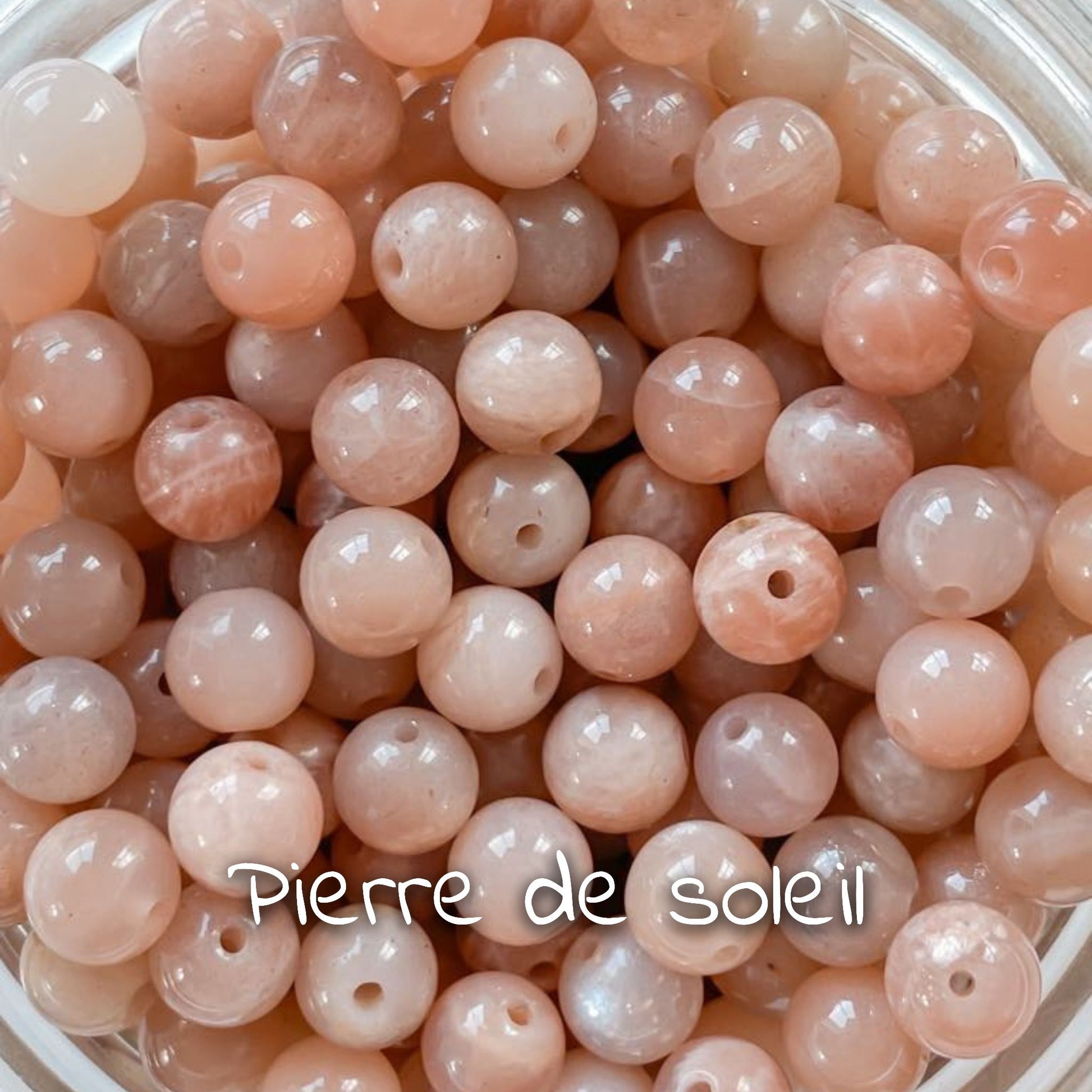 Gros plan sur la pierre de soleil, montrant ses reflets scintillants et ses teintes chaudes.