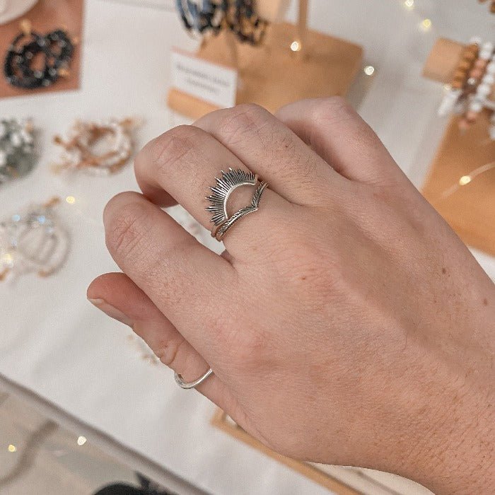 Bague Eden en Argent Sterling 925 portée avec la bague Soley, créant une combinaison délicate et élégante, mettant en valeur la forme en V et les détails de feuilles d'arbres.