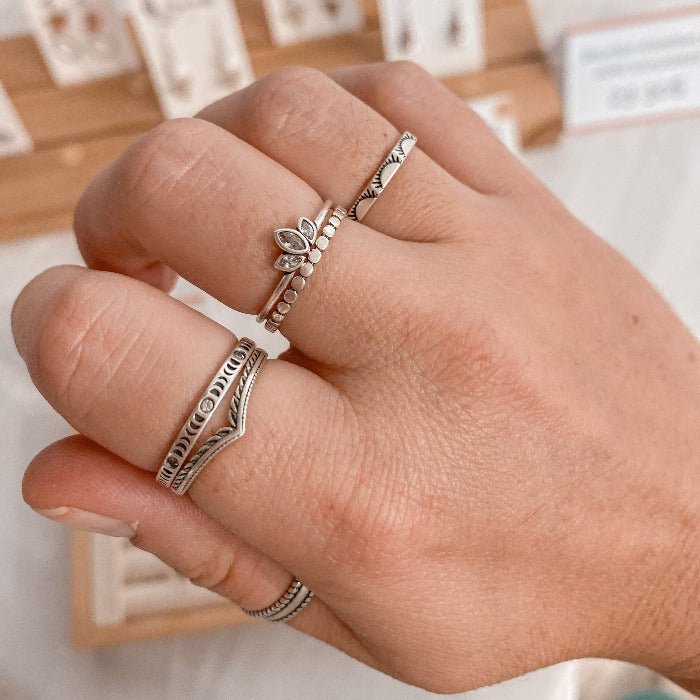 Bague Eden en Argent Sterling 925 portée avec les bagues Moonphase, Pico, Lotus, Sunny et Jonc, formant une combinaison élégante et naturelle, mettant en valeur les détails de feuilles d'arbres dans un ensemble raffiné et harmonieux.
