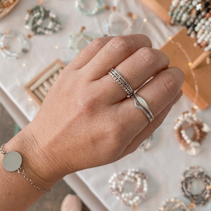 Bague Eden en Argent Sterling 925 portée avec les bagues Moonphase, Pico et Flow, créant une combinaison raffinée et élégante, mettant en valeur les détails de feuilles d'arbres dans un style naturel et sophistiqué.