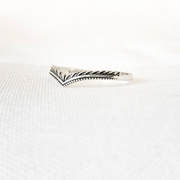 Bague Eden en Argent Sterling 925 vue de côté sur fond blanc, mettant en valeur sa forme en V délicate et les détails fins de feuilles d'arbres, soulignant l'élégance de son design minimaliste.