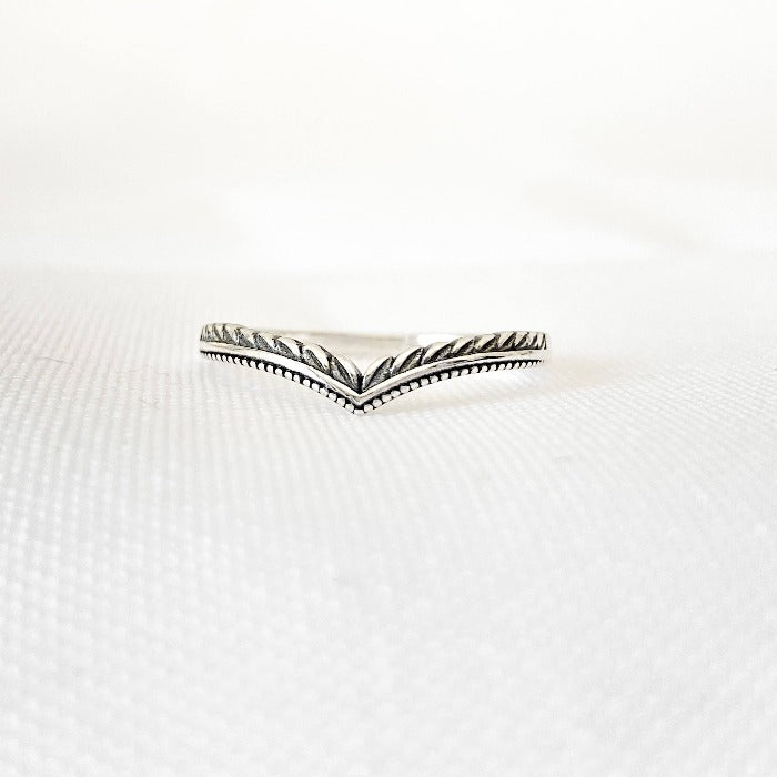Bague Eden en Argent Sterling 925 vue de face, présentant un design fin en forme de V avec des détails délicats de feuilles d'arbres, créant un look naturel et élégant.