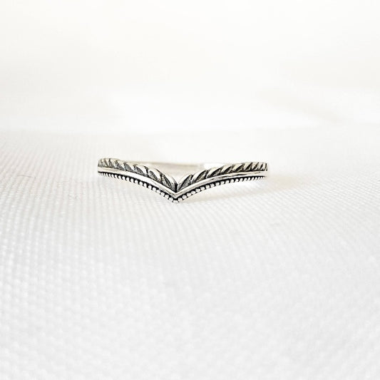 Bague Eden en Argent Sterling 925 vue de face, présentant un design fin en forme de V avec des détails délicats de feuilles d'arbres, créant un look naturel et élégant.